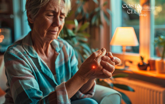 Qué-es-la-artritis--causas-síntomas-y-tratamiento-para-aliviar-el-dolor - Costa Club Tenerife Qué es la artritis: causas, síntomas y tratamiento para aliviar el dolor